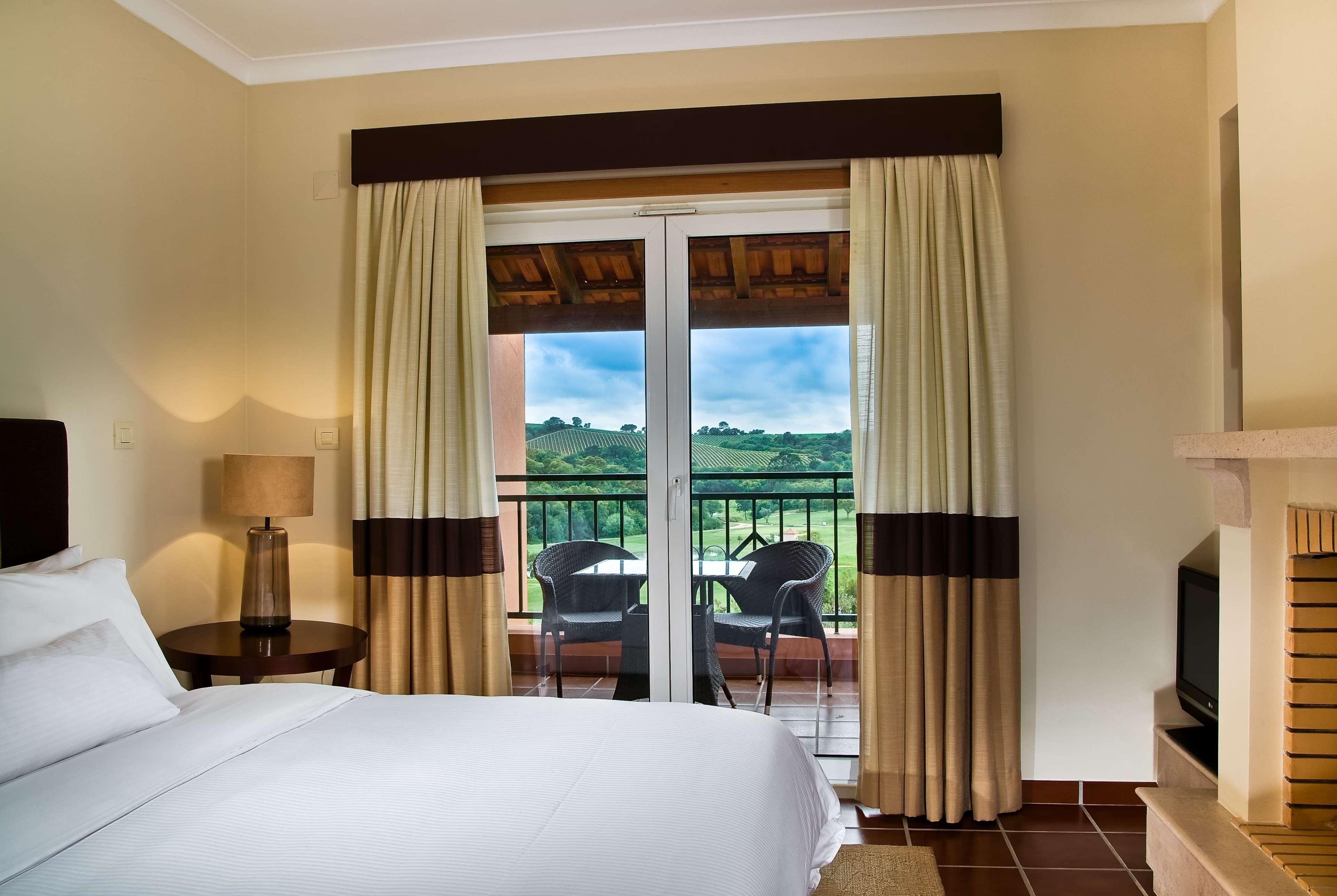 Dolce Camporeal Lisboa Turcifal Exterior photo A bedroom at the resort