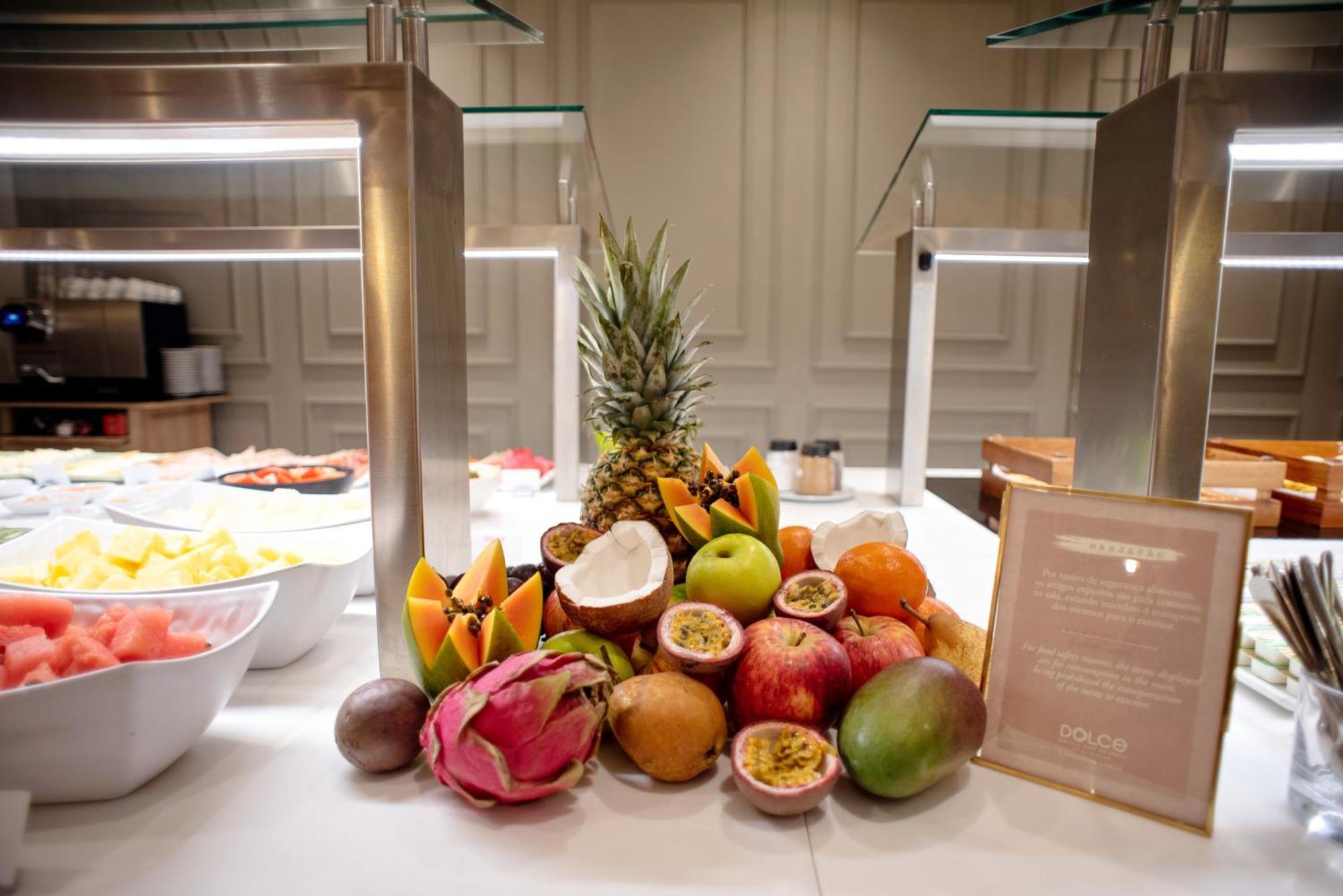 Dolce Camporeal Lisboa Turcifal Exterior photo Fruit salad